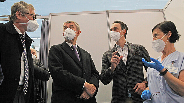 Předseda vlády Andrej Babiš navštívil očkovací centrum Očko v Havířově, kde se používají nejchytřejší technologie. Doprovázel ho Ivo Vondrák, hejtman Moravskoslezského kraje. (16. dubna 2021)