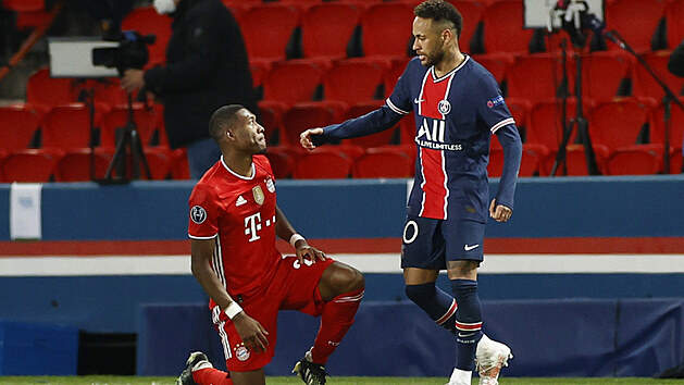 Brazilsk tonk Neymar z Paris St. Germain utuje  Davida Alabu z Bayernu po tvrtfinlov odvet Ligy mistr.