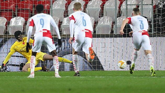 Slvistick brank Ondej Kol inkasuje z penalty v odvet tvrtfinle Evropsk ligy proti Arsenalu.