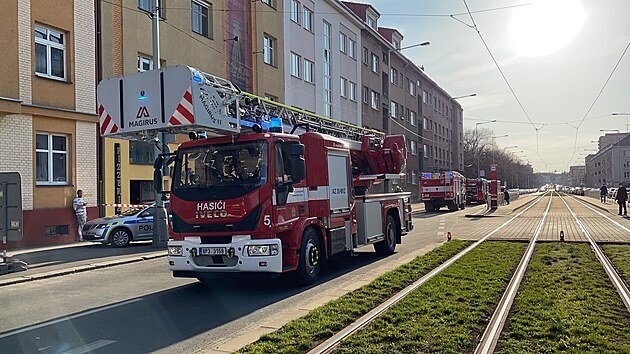 Hasiči zasahují v pražské Černokostelecké ulici u požáru bytu ve třetím patře obytného domu. Podle záchranářů se zranilo jedenáct lidí, dva jsou ve vážném stavu. Záchranáři aktivovali traumaplán. Na místě zasahuje speciální vůz Atego, na pomoc míří také záchranářský vrtulník. (11. dubna 2021)