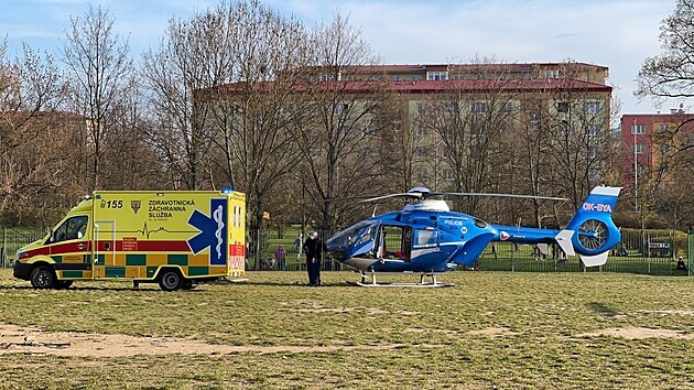K požáru bytu v obytném domě v pražské Černokostelecké ulici přiletěl také vrtulník. Zranilo se jedenáct lidí, dva z nich jsou ve vážném stavu. Jednoho pacienta uvedli záchranáři do umělého spánku, zajišťují mu dýchací cesty. (11. dubna 2021)