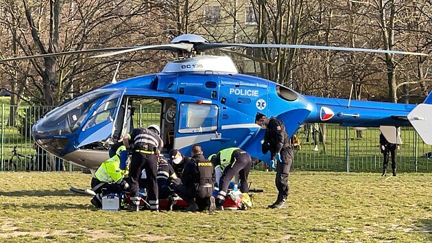 K poru bytu v obytnm dom v prask ernokosteleck ulici piletl tak vrtulnk. Zranilo se jedenct lid, dva z nich jsou ve vnm stavu. Jednoho pacienta uvedli zchrani do umlho spnku, zajiuj mu dchac cesty. (11. dubna 2021)