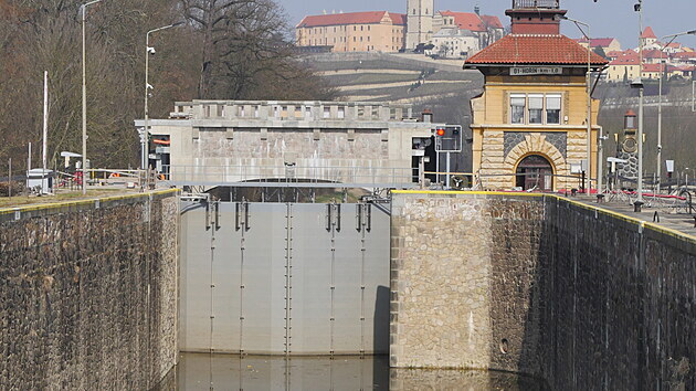 Po dvouleté rekonstrukci byl zdvižen unikátní kamenný most nad plavební komorou na zdymadle Hořín. Nově pod ním proplují lodě o výšce až sedm metrů. (15. dubna 2021)