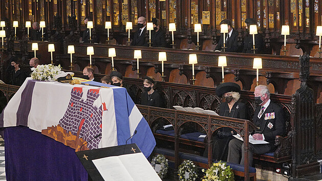 S princem Philipem se v kapli svatého Jiří na hradě Windsor loučí nejbližší rodinní členové. Na obřadu může být kvůli koronavirovým opatřením přítomno pouze třicet lidí. (17. dubna 2021)