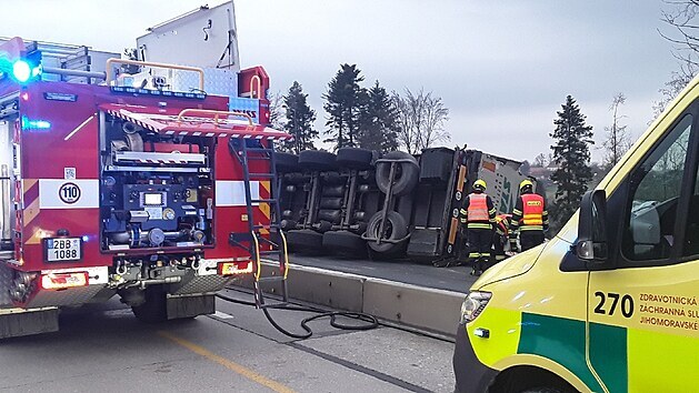 Nehoda kamionu uzavela dlnici D1 za Brnem ve smru na Prahu. V seku mezi sjezdem na Ostrovaice a odpovkou Devt k zasahuj hasii. (19. dubna 2021)