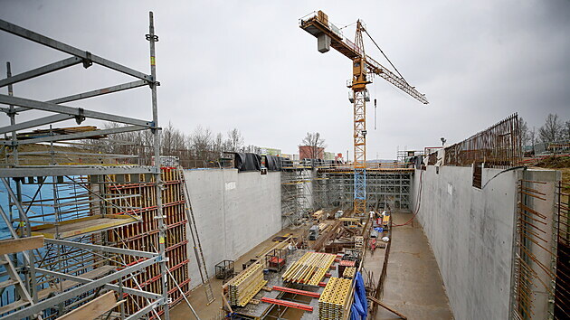 Stavba tramvajové trati za téměř jeden a půl miliardy korun, jejíž součástí bude i nový tunel, je zhruba v polovině.
