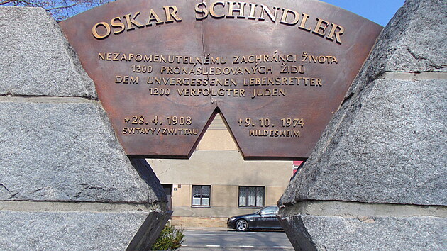 Přes hvězdu na pomníku je vidět rodný dům zachránce 1 200 pronásledovaných Židů Oskara Schindlera ve Svitavách.