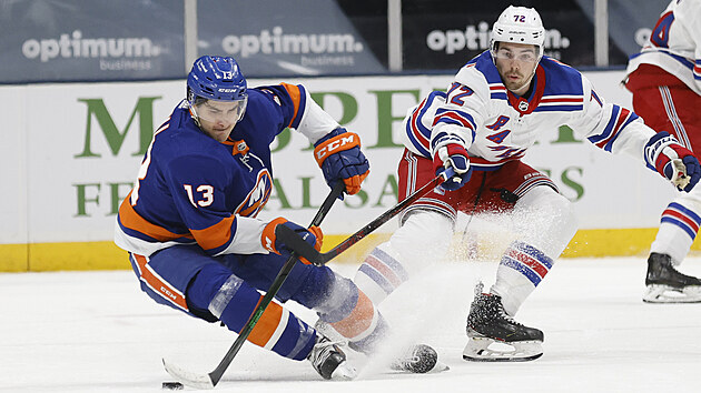 U puku Mathew Barzal z New York Islanders, brání ho Filip Chytil z New York Rangers.