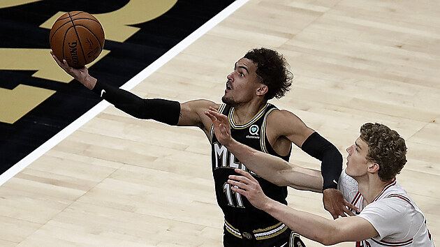 Trae Young z Atlanty zakonuje, brn ho Lauri Markkanen z Chicaga.