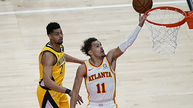 Trae Young z Atlanty (11) zakonuje proti Indian.