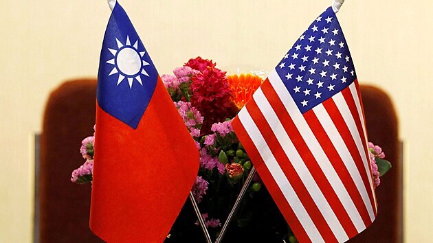 Vlajky Tchaj-wanu a USA na spolenm setkn v Tchaj-peji v roce 2018