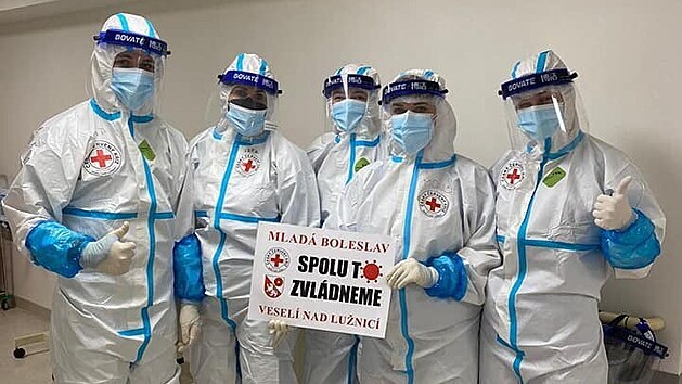 Dobrovolníci z Českého červeného kříže pomáhají se zládáním epidemie covidu-19.
