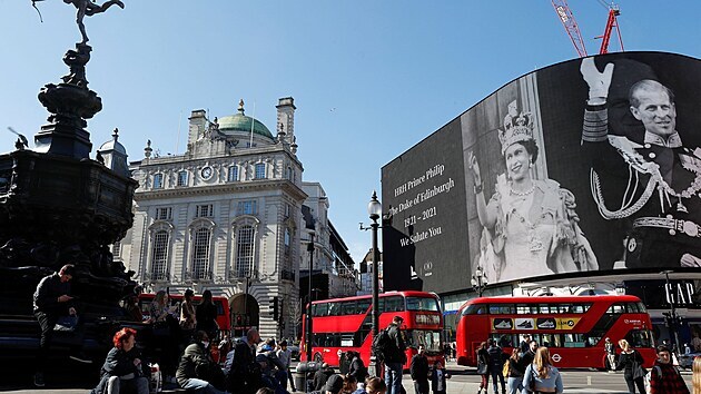 Penos z pohbu prince Philipa mohli Britov sledovat i na velk obrazovce na nmst Piccadilly Circus v Londn. (17. dubna 2021)