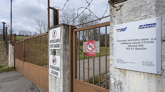 Hlavní vjezd do areálu muničního skladu ve Vrběticích (duben 2021).