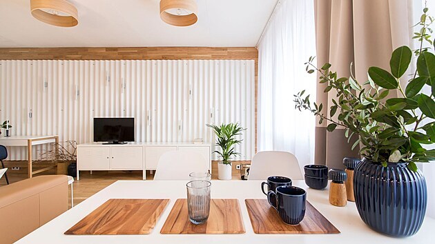 Jídelní stůl tvoří přechod mezi kuchyní a obývacím pokojem.