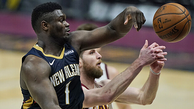 Zion Williamson (vlevo) z New Orleans v souboji s Deanem Wadem z Clevelandu.