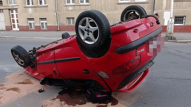 V Kladně řidič naboural do zaparkovaného auta, přitom se jeho vůz převrátil na střechu. Šofér z místa utekl. (14.4.2021)