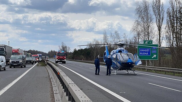 Policie vyšetřuje nehodu dodávky s motorkou na dálnici D5.(14.4.2021)