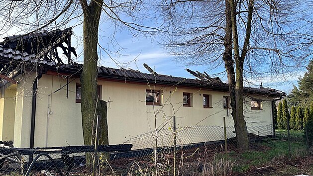 V Nových Jirnech shořel rodinný dům, hasiči uvnitř našli tělo. (15.4.2021)