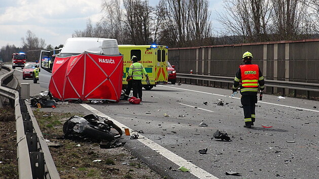 Motork, kter ml smrtelnou nehodu na dlnici D5, jel se zkazem zen. (14.4.2021)