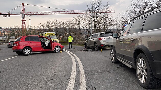 Nehoda dvou aut v Podblohorsk ulici nad Klamovkou. idi a spolujezdec z jednoho auta utekli.(18.4.2021)