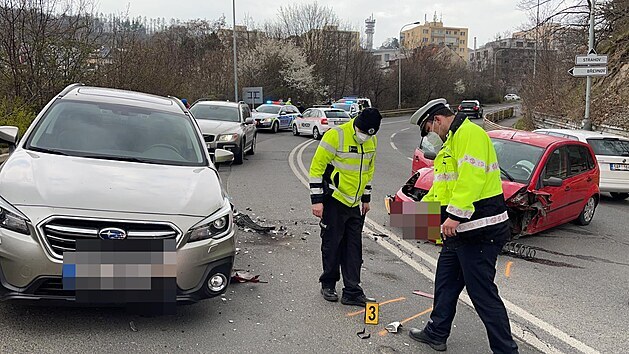 Nehoda dvou aut v Podbělohorské ulici nad Klamovkou. Řidič a spolujezdec z jednoho auta utekli.(18.4.2021)