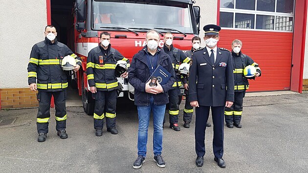 Michal Dvořák se zasahujícími hasiči profesionální jednotky v Žamberku, kteří zachraňovali 3 děti ze Zámeckého rybníka.