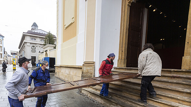 Do olomouckého kostela sv. Kláry, který je součástí Vlastivědného muzea, byla po velké obnově namontována zpět dubová dvoukřídlá vrata pocházející ze druhé poloviny 18. století.