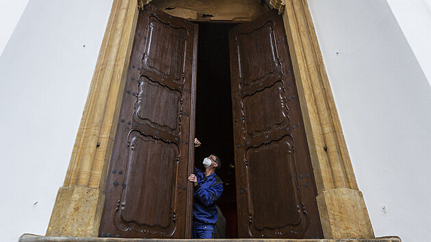 Do olomouckého kostela sv. Kláry, který je součástí Vlastivědného muzea, byla po velké obnově namontována zpět dubová dvoukřídlá vrata pocházející ze druhé poloviny 18. století.