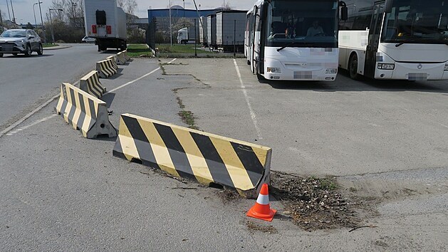 Silně opilý řidič autobusu v Olomouci naboural nejprve do betonové zábrany, jel ale dál a vzápětí narazil do zaparkovaného auta.