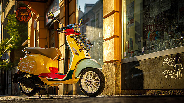 Limitovan edice Vespa Primavera Wotherspoon spatila svtlo svta v roce 2020. Je to nejbarevnj varianta na flexibiln cestu mstem v dob covidov, jak doposud vznikla.