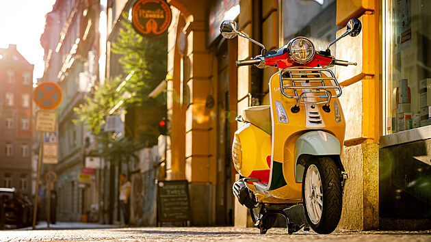 Limitovan edice Vespa Primavera Wotherspoon spatila svtlo svta v roce 2020. Je to nejbarevnj varianta na flexibiln cestu mstem v dob covidov, jak doposud vznikla.