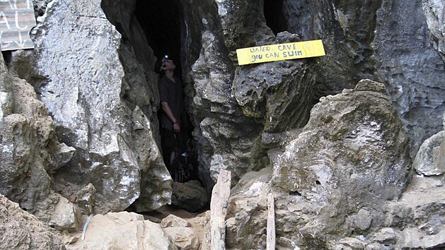 Jeskyně u Vang Vieng s cedulí “you can swim”. Nejdříve se musíte prodrat několik desítek metrů úzkou štěrbinou. Následně potkáte ve tmě Laosana s baterkou, který vybírá vstupné u cca 1-2metrové díry v jeskyni na plavání.