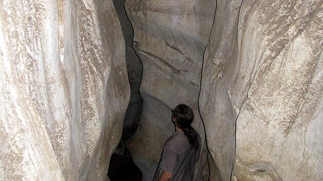 Jeskyně u Vang Vieng. V Laosu jeskyně nemají žádná světla, varovné cedule nebo chodníčky. Objevování jejich velkých dómů a zákoutí je opravdově dobrodružství. Kvalitní boty a čelovka s náhradními baterkami jsou nutností.