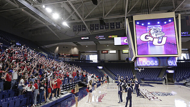 Studenti univerzity Gonzaga sledují finále NCAA.