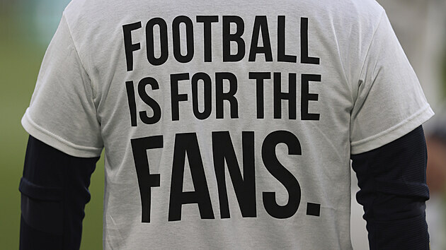 Fotbalisté Leedsu si před zápasem s Liverpoolem vzali trička na protest proti založení superligy.