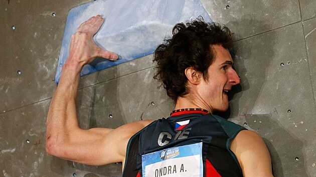 Sportovn lezec Adam Ondra bhem Svtovho pohru v boulderingu v Meiringenu