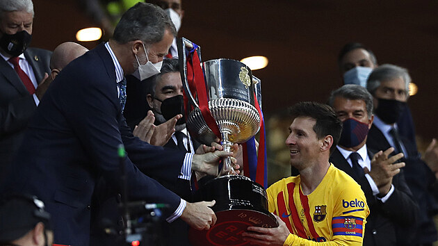 Lionel Messi z Barcelony pebr trofej pro vtze panlskho pohru