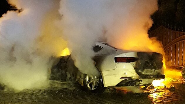 V Losiné u Plzně někdo zapálil Audi A5. Po žháři policisté pátrají.