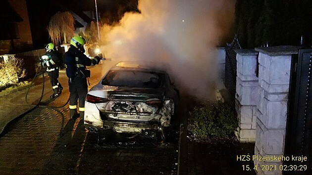 V Losiné u Plzně někdo zapálil Audi A5. Po žháři policisté pátrají.