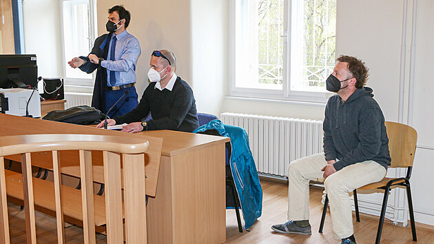 František Keila (sedící vlevo) a Jan Koutek u klatovského okresního soudu. Muži jsou obžalovaní z vykrádání chat a dalších objektů. Mezi nimi byla i chata Jana Wericha. (15. 4. 2021)