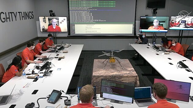 Snímek řídícího centra příjmu dat z vrtulníčku Ingenuity.
