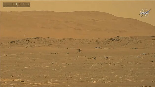 Snímek z kamery roveru Perseverance zachycující let vrtulníčku Ingenuity  na Marsu.