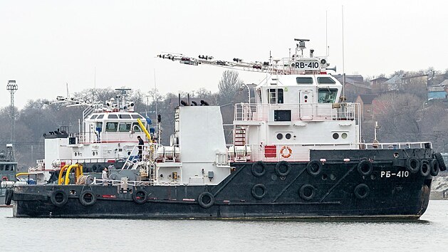 Ruské lodě v přístavu Rostov na Donu u Azovského moře, které je považováno za část Černého moře, asi sto kilometrů od hranic s Ukrajinou. Rusko přesouvá více než tucet vyloďovacích a dělostřeleckých člunů kaspické flotily do Černého moře na vojenské cvičení. (12. dubna 2021)