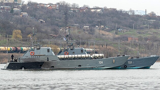 Rusk lod v pstavu Rostov na Donu u Azovskho moe, kter je povaovno za st ernho moe, asi sto kilometr od hranic s Ukrajinou. Rusko pesouv vce ne tucet vyloovacch a dlosteleckch lun kaspick flotily do ernho moe na vojensk cvien. (12. dubna 2021)