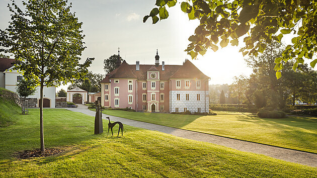 Součástí zámku je zahrada s více než 11 000 sazenicemi a odpočinkovou zónu u jezírka. 