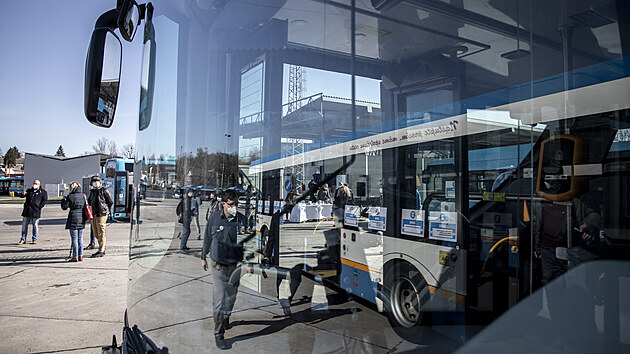 Ve skle ekologickho dvoupatrovho autobusu se odr star typ vozu s naftovm motorem, kter v Ostrav dosluhuje.