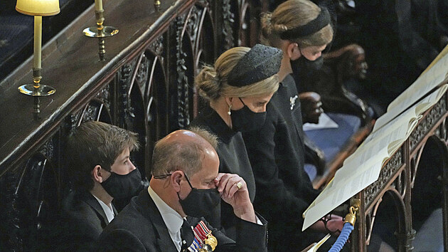Princ Edward, hrabnka z Wessexu Sophie a jejich dti James, vikomt Severn a lady Louise na pohbu prince Philipa (Windsor, 17. dubna 2021)