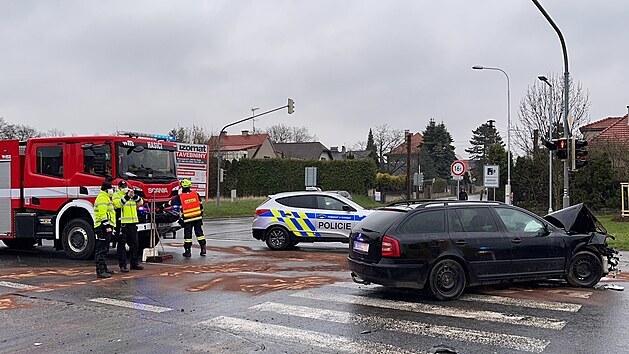 Nehoda sanitky a osobního vozu v Úvalech na Praze - východ. (17. dubna 2021)