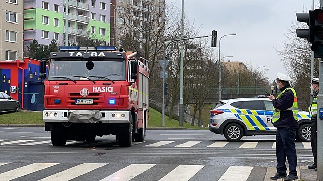 Nehoda dodávky, tramvaje a autobusu na pražském Barrandově. (17. dubna 2021)